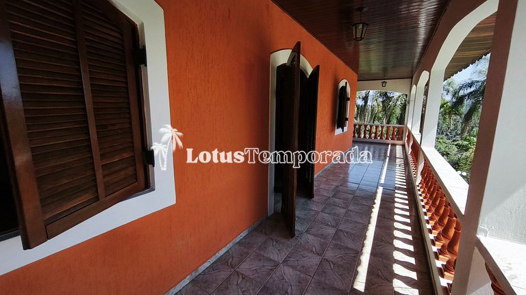 Chácara na represa com prainha, piscina e lazer LT0107