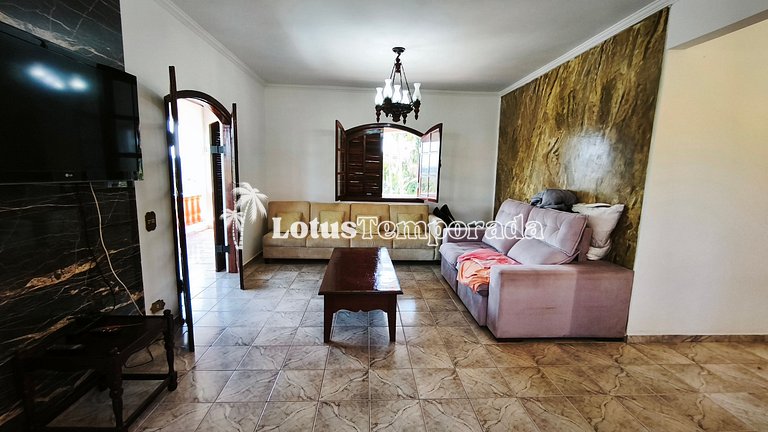 Chácara na represa com prainha, piscina e lazer LT0107