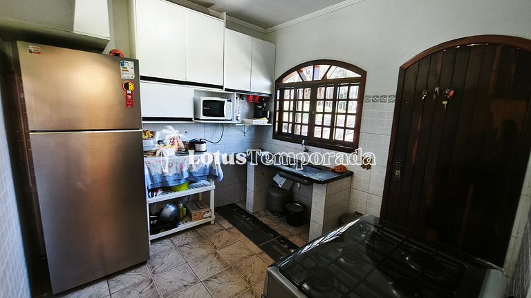 Chácara na represa com prainha, piscina e lazer LT0107