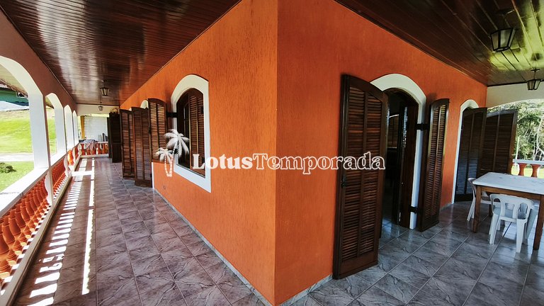 Chácara na represa com prainha, piscina e lazer LT0107