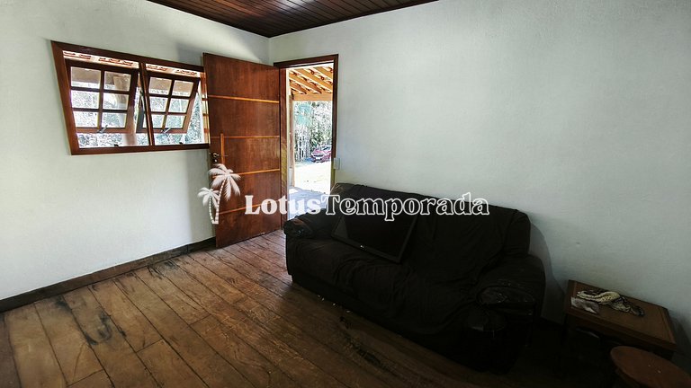 Chácara na represa com prainha, piscina e lazer LT0107