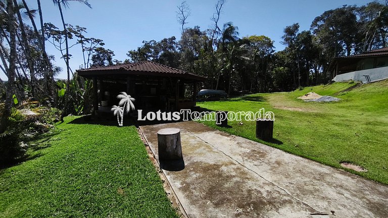 Chácara na represa com prainha, piscina e lazer LT0107