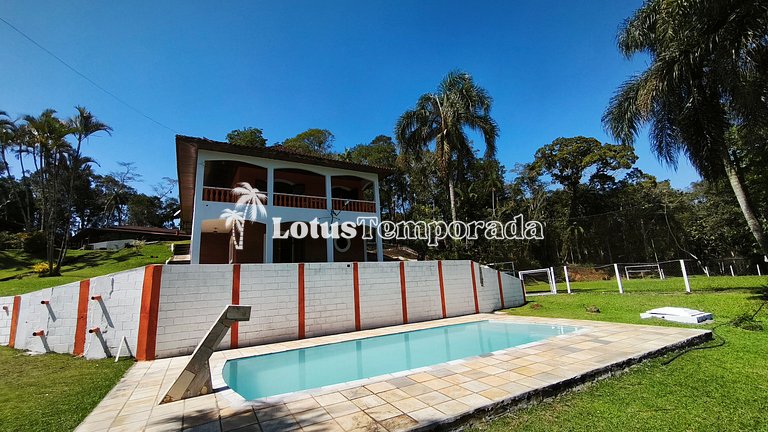 Chácara na represa com prainha, piscina e lazer LT0107