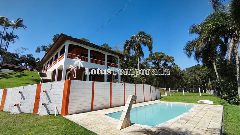 Chácara na represa com prainha, piscina e lazer LT0107