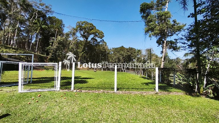 Chácara na represa com prainha, piscina e lazer LT0107