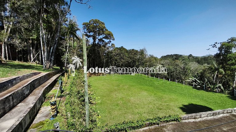 Chácara na represa com prainha, piscina e lazer LT0107