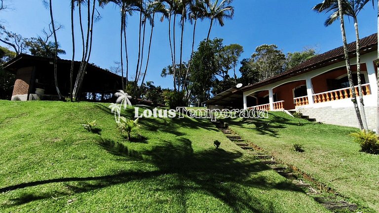 Chácara na represa com prainha, piscina e lazer LT0107