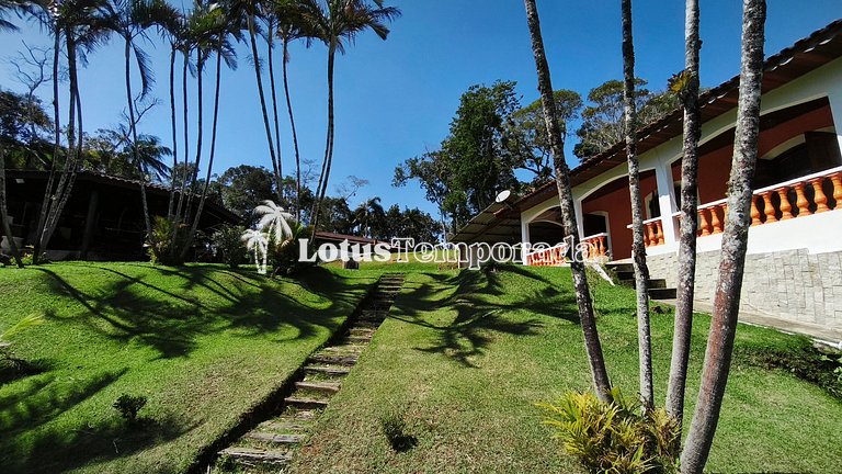 Chácara na represa com prainha, piscina e lazer LT0107
