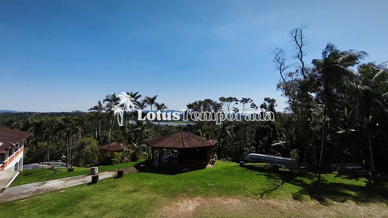 Chácara na represa com prainha, piscina e lazer LT0107