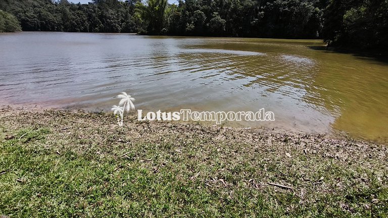 Chácara na represa com prainha, piscina e lazer LT0107