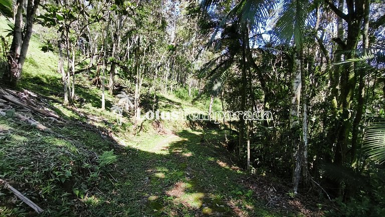 Chácara na represa com prainha, piscina e lazer LT0107