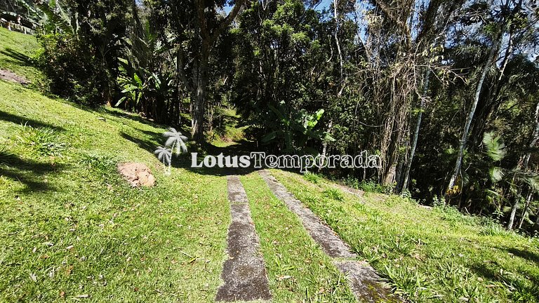 Chácara na represa com prainha, piscina e lazer LT0107