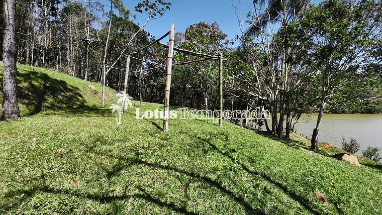 Chácara na represa com prainha, piscina e lazer LT0107