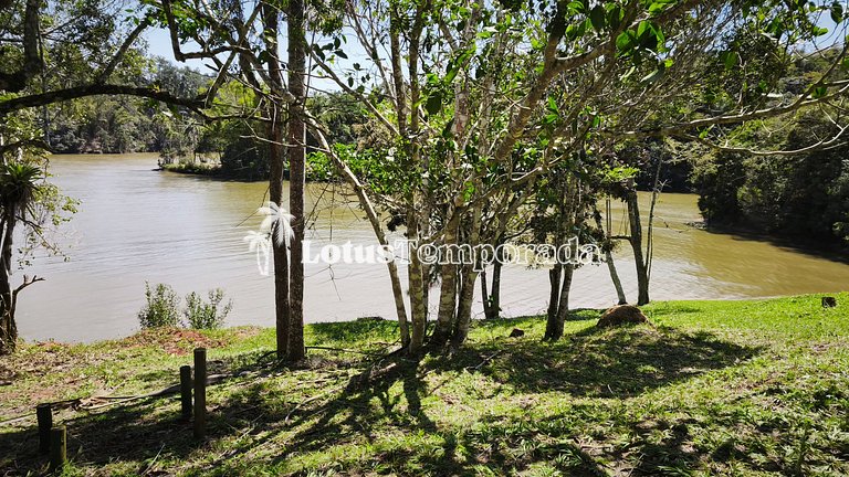 Chácara na represa com prainha, piscina e lazer LT0107