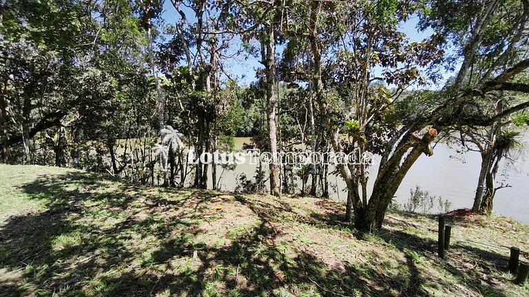 Chácara na represa com prainha, piscina e lazer LT0107