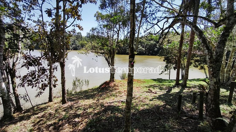 Chácara na represa com prainha, piscina e lazer LT0107