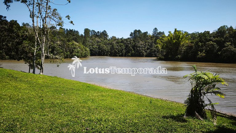 Chácara na represa com prainha, piscina e lazer LT0107